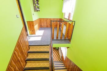 Schodiště s halou v patře - Prodej domu 137 m², Vražkov