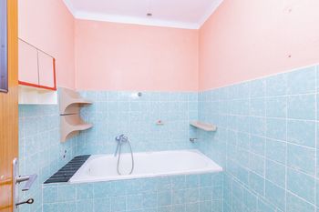 Koupelna v patře - Prodej domu 137 m², Vražkov