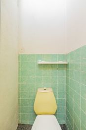 Toaleta v patře - Prodej domu 137 m², Vražkov