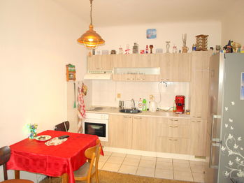 Obývací pokoj s KK - Prodej bytu 1+kk v osobním vlastnictví 26 m², Plzeň