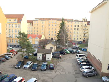 Výhled z bytu do vnitrobloku - Prodej bytu 1+kk v osobním vlastnictví 26 m², Plzeň