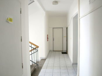 Chodba schodiště  - Prodej bytu 1+kk v osobním vlastnictví 26 m², Plzeň