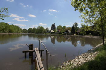 pohled z hráze blízkého rybníka  - Prodej chaty / chalupy 200 m², Jílovice