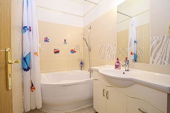 koupelna - Prodej bytu 3+kk v osobním vlastnictví 66 m², Plzeň