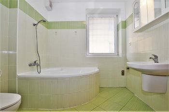 koupelna ... - Pronájem bytu 2+kk v osobním vlastnictví 66 m², Jihlava