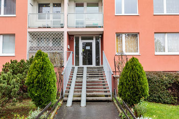 Vchod do domu - Pronájem bytu 3+kk v družstevním vlastnictví 63 m², Praha 9 - Kyje