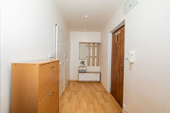 Chodba bytu - Pronájem bytu 3+kk v družstevním vlastnictví 63 m², Praha 9 - Kyje