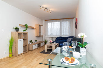 Obývací pokoj s jídelním koutem - Pronájem bytu 3+kk v družstevním vlastnictví 63 m², Praha 9 - Kyje