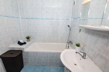 Koupelna - Pronájem bytu 3+kk v družstevním vlastnictví 63 m², Praha 9 - Kyje