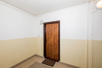 Vchod do bytu - Pronájem bytu 3+kk v družstevním vlastnictví 63 m², Praha 9 - Kyje