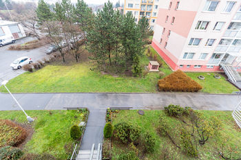 Výhled z lodžie - Pronájem bytu 3+kk v družstevním vlastnictví 63 m², Praha 9 - Kyje