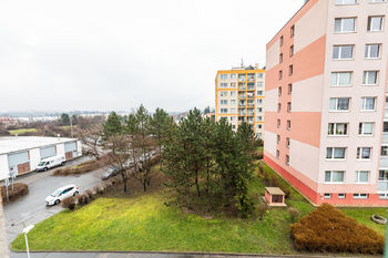 Výhled z lodžie - Pronájem bytu 3+kk v družstevním vlastnictví 63 m², Praha 9 - Kyje