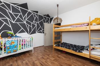 Dětský pokoj - Prodej bytu 3+1 v osobním vlastnictví 75 m², Jirkov 