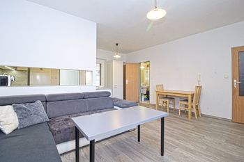 obývací pokoj s kuchyňským koutem - Prodej bytu 3+kk v osobním vlastnictví 82 m², Plzeň