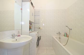 koupelna - Prodej bytu 3+kk v osobním vlastnictví 82 m², Plzeň
