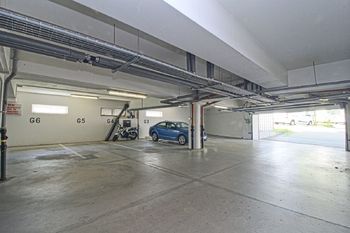 vnitřní parkovací stání - Prodej bytu 3+kk v osobním vlastnictví 82 m², Plzeň