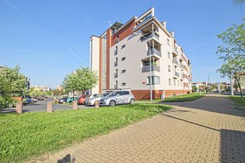 dům z venku - Prodej bytu 3+kk v osobním vlastnictví 82 m², Plzeň