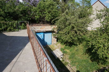 Terasa, pohled na garáž (Rybníček, okr. Vyškov) - Prodej domu 100 m², Rybníček