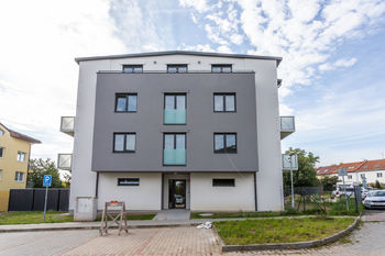 Prodej bytu 3+kk v osobním vlastnictví 77 m², Horoměřice