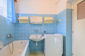 Koupelna přízemí - Prodej domu 198 m², Sušice