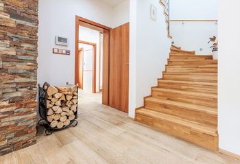 schodiště do patra - Prodej domu 195 m², Záryby