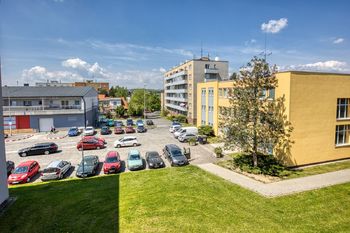 Pohled z obývacího pokoje (lodžie) - Prodej bytu 3+1 v osobním vlastnictví 93 m², Plzeň