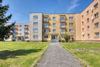 Pohled na dům - Prodej bytu 3+1 v osobním vlastnictví 93 m², Plzeň 