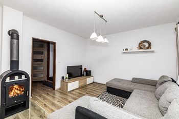 Obývací pokoj s krbem - Prodej domu 150 m², Račiněves