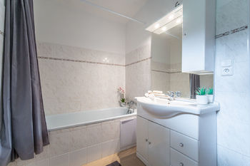 Koupelna i s vanou - Prodej bytu 3+kk v osobním vlastnictví 87 m², Jevany