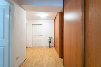 Chodba se spoustou úložných prostor - Prodej bytu 3+kk v osobním vlastnictví 87 m², Jevany