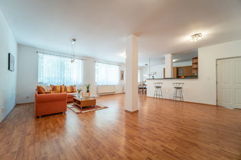 Obývací pokoj - Prodej bytu 5+kk v osobním vlastnictví 141 m², Jevany