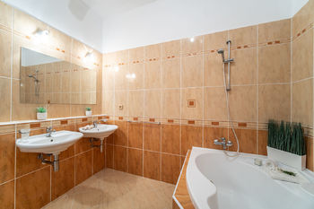 Koupelna s vanou - Prodej bytu 5+kk v osobním vlastnictví 141 m², Jevany
