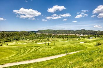 Pohled na golfové hřiště - Prodej pozemku 10500 m², Kácov