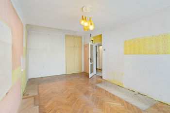 obývací pokoj - současný stav - Prodej bytu 1+1 v osobním vlastnictví 37 m², Praha 10 - Strašnice