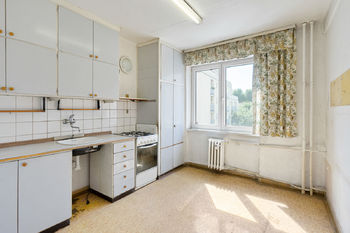 kuchyně - současný stav - Prodej bytu 1+1 v osobním vlastnictví 37 m², Praha 10 - Strašnice