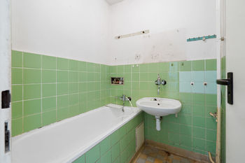 koupelna - současný stav - Prodej bytu 1+1 v osobním vlastnictví 37 m², Praha 10 - Strašnice