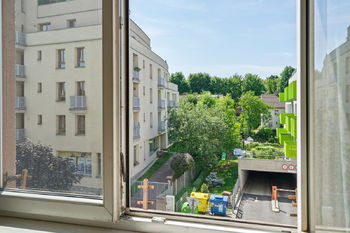 pohled z okna - Prodej bytu 1+1 v osobním vlastnictví 37 m², Praha 10 - Strašnice