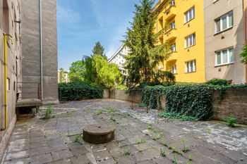 společný dvůr - Prodej bytu 1+1 v osobním vlastnictví 37 m², Praha 10 - Strašnice