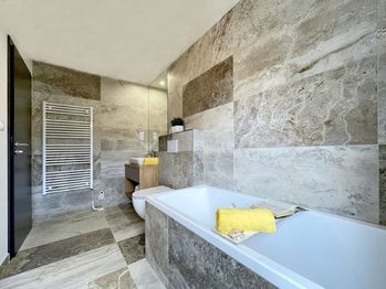 Koupelna, ilustrační foto z podobného projektu - Prodej bytu 4+kk v osobním vlastnictví 94 m², Dobev
