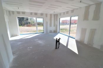 Obývací pokoj - stav výstavby - Prodej bytu 4+kk v osobním vlastnictví 94 m², Dobev