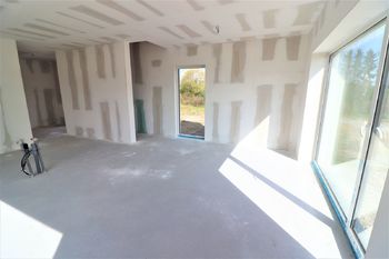 Obývací pokoj - stav výstavby - Prodej bytu 4+kk v osobním vlastnictví 94 m², Dobev