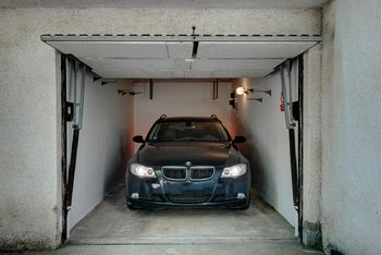Se zaparkovaným autem - Prodej garáže 18 m², Brno