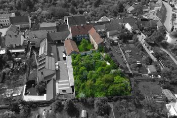 pohled z dronu na zahradu a dům - Prodej historického objektu 1200 m², Lomnice 