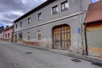 pohled z ulice - Prodej historického objektu 1200 m², Lomnice