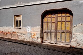 vjezd do domu - Prodej historického objektu 1200 m², Lomnice