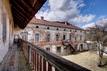 2 NP pohled z ochozu na č.p.295 - Prodej historického objektu 1200 m², Lomnice