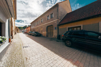 Prodej historického objektu 1200 m², Lomnice