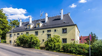 Pohled na dům severní strana - Prodej bytu 2+1 v osobním vlastnictví 56 m², Ústí nad Labem 