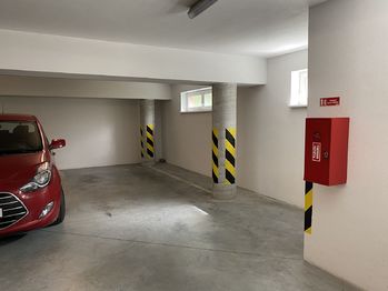 parkovací stání v garáži 2 - Prodej bytu 3+kk v osobním vlastnictví 91 m², Plzeň