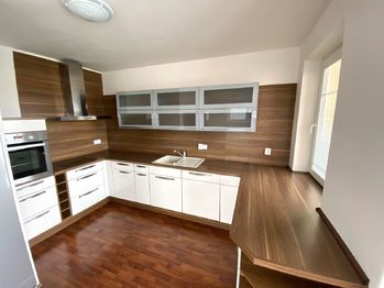 obývací pokoj s kuchyňským koutem - Prodej bytu 3+kk v osobním vlastnictví 91 m², Plzeň 